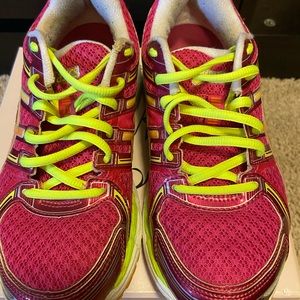 ASICS Kayano 19. Size 6. Used indoors only.